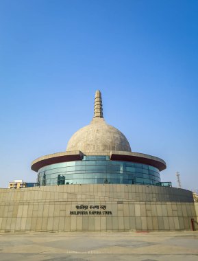 Buddha stupa, düz açılı görüntüden sabah masmavi gökyüzüne sahip. Buda Parkı patna bihar Hindistan 'da 15 Nisan 2022' de çekilmiştir..