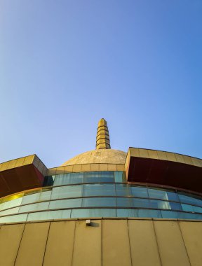 Buddha stupa ve açık mavi gökyüzü farklı açılardan 15 Nisan 2022 'de Buda Parkı patna bihar Hindistan' da çekildi..