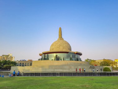 Buddha stupa ve açık mavi gökyüzü farklı açılardan 15 Nisan 2022 'de Buda Parkı patna bihar Hindistan' da çekildi..