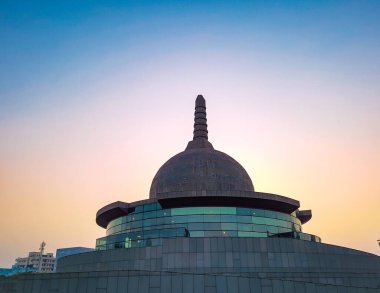 Buddha stupa, farklı açılardan alacakaranlıkta parlak akşam gökyüzüne sahiptir. Görüntü, 15 Nisan 2022 'de Buda Parkı patna bihar Hindistan' da çekilmiştir..