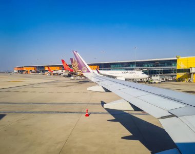 Havaalanına parkedilmiş bir hava aracı, düz açılı görüntüden sabah mavi gökyüzü ile Igi havaalanında çekildi. Yeni Delhi Hindistan, Mar 05 2022.