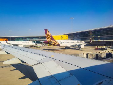 Havaalanına parkedilmiş bir hava aracı, düz açılı görüntüden sabah mavi gökyüzü ile Igi havaalanında çekildi. Yeni Delhi Hindistan, Mar 05 2022.