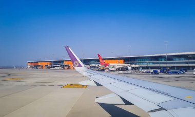 Havaalanına parkedilmiş bir hava aracı, düz açılı görüntüden sabah mavi gökyüzü ile Igi havaalanında çekildi. Yeni Delhi Hindistan, Mar 05 2022.