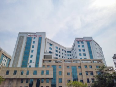 Sabah görüntülerinde bulutlu gökyüzü olan hastane çok katlı binası 14 Nisan 2022 'de Hindistan' ı hedeflemektedir..