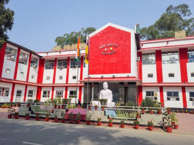 Askeri hastane binası, 14 Nisan 2022 'de Delhi Delhi' de düz açılı görüntüden izole edilmiş beyaz Buda heykeli ile çekildi..