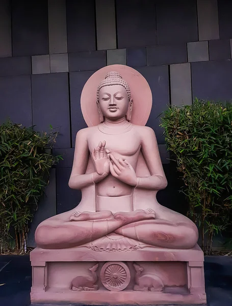 Isolerad Buddha Staty Meditation Hållning Templet Från Platt Vinkel Bild — Stockfoto