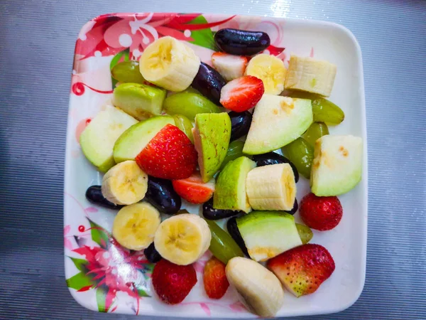 Sağlıklı Karışık Meyve Salatası Üst Açıdan Renkli Tabakta — Stok fotoğraf