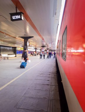 Tren istasyonu platformu gündüz görüntüsü farklı açılardan 10 Nisan 2020 'de Yeni Delhi Hindistan' da çekilmiştir..