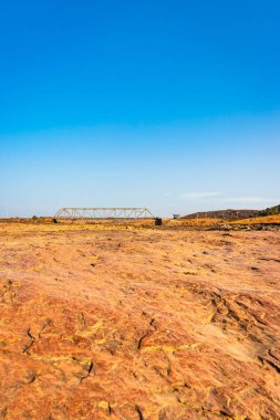 Eski demir köprü ve mavi gökyüzü ile sabah farklı açılardan kurumuş nehir kayaları oluşumu