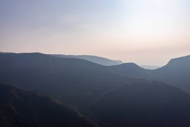 Dağ gölgesi ve beyaz sisli sabah düz açılı