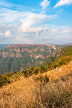 Düz bir açıyla, parlak mavi gökyüzü ile sabah