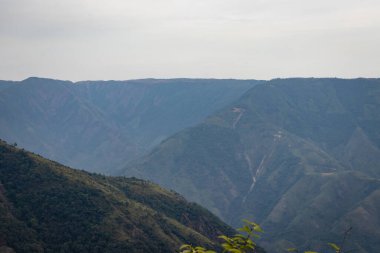 Dağ vadisi bembeyaz sislerle ve sislerle kaplıydı.