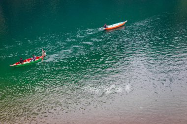 Farklı açılardan akan geleneksel ahşap tekneli nehir berrak suları 3 Nisan 2022 'de Umtong Nehri Dawki Meghalaya Hindistan' da çekildi..