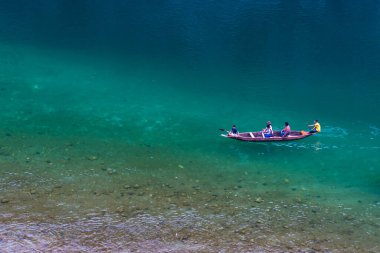 Farklı açılardan akan geleneksel ahşap tekneli nehir berrak suları 3 Nisan 2022 'de Umtong Nehri Dawki Meghalaya Hindistan' da çekildi..
