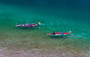 Farklı açılardan akan geleneksel ahşap tekneli nehir berrak suları 3 Nisan 2022 'de Umtong Nehri Dawki Meghalaya Hindistan' da çekildi..