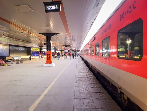Tren istasyonu platformu gündüz görüntüsü farklı açılardan 10 Nisan 2020 'de Yeni Delhi Hindistan' da çekilmiştir..