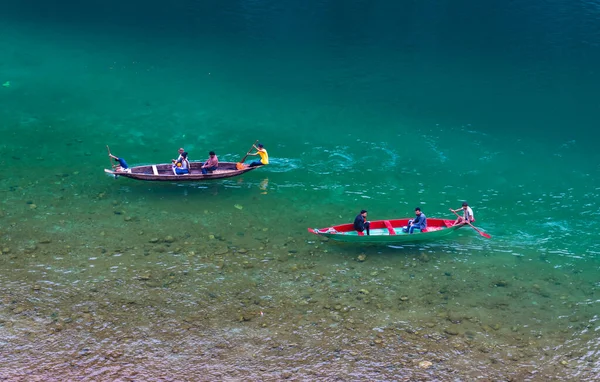 Flussklares Wasser Mit Traditionellem Holzboot Das Morgens Aus Verschiedenen Blickwinkeln — Stockfoto