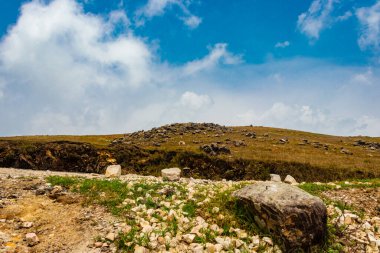 Sabah düz açıyla parlak mavi gökyüzü ile kayalık dağ