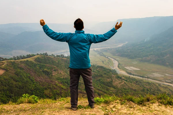 Homem Apreciando Natureza Topo Colina Com Fundo Enevoado Raiva Montanha — Fotografia de Stock