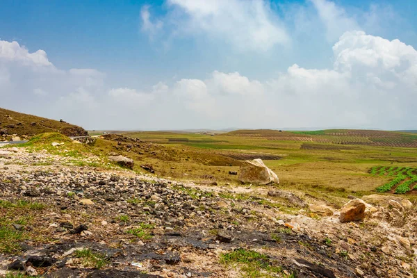 Düz açılı, parlak mavi gökyüzü ile dağlık tarım tarlaları