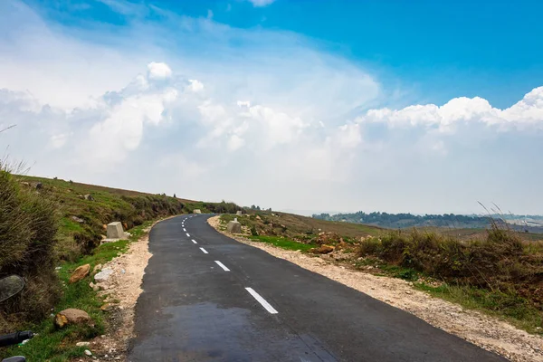 Isolated Tarmac Road Bright Blue Sky Morning Flat Angle — Fotografia de Stock