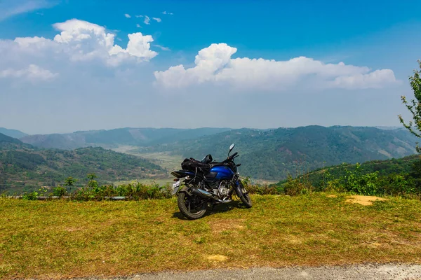 Isolated Motorcycle Parked Mountain Top Bright Blue Sky — Zdjęcie stockowe
