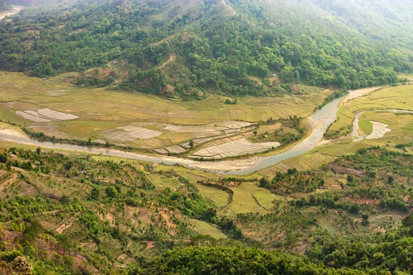 Nehir akan tarla tarlaları sabah dağın zirvesinden teslim oldu.