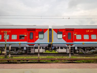 22 Mayıs 2022 'de Delhi tren istasyonu Hindistan' da, düz açılı görüntüden yola çıkan izole demiryolu yolcu vagonu çekilmiştir..