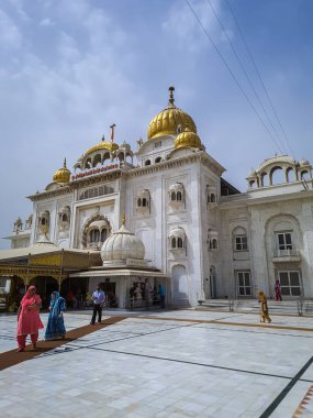 Gurudwara binası, altın kubbe ve düz gökyüzü ile farklı açılardan 22 Mayıs 2022 'de Gurudwara bangla sahib delhi Hindistan' da çekilmiştir..