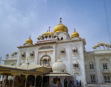 Gurudwara binası, altın kubbe ve düz gökyüzü ile farklı açılardan 22 Mayıs 2022 'de Gurudwara bangla sahib delhi Hindistan' da çekilmiştir..