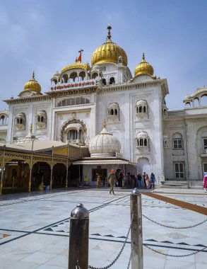 Gurudwara binası, altın kubbe ve düz gökyüzü ile farklı açılardan 22 Mayıs 2022 'de Gurudwara bangla sahib delhi Hindistan' da çekilmiştir..