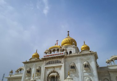 Gurudwara binası, altın kubbe ve düz gökyüzü ile farklı açılardan 22 Mayıs 2022 'de Gurudwara bangla sahib delhi Hindistan' da çekilmiştir..