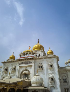 Gurudwara binası, altın kubbe ve düz gökyüzü ile farklı açılardan 22 Mayıs 2022 'de Gurudwara bangla sahib delhi Hindistan' da çekilmiştir..