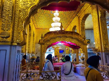 Gurudwara 'da dua eden insanlar 22 Mayıs 2022' de Gurudwara Bangla Sahib Delhi Hindistan 'da düz açılı görüntüler çekilir..