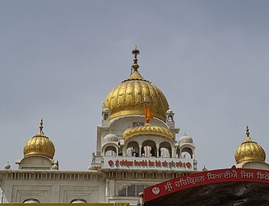 Gurudwara binası, altın kubbe ve düz gökyüzü ile farklı açılardan 22 Mayıs 2022 'de Gurudwara bangla sahib delhi Hindistan' da çekilmiştir..