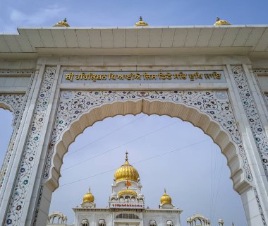 Gurudwara binasının farklı açılardan çekilmiş görüntüsü 22 Mayıs 2022 'de Hindistan' da Gurudwara Bangla Sahib Delhi 'de çekildi..