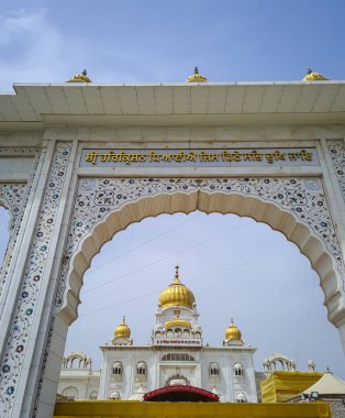 Gurudwara binasının farklı açılardan çekilmiş görüntüsü 22 Mayıs 2022 'de Hindistan' da Gurudwara Bangla Sahib Delhi 'de çekildi..