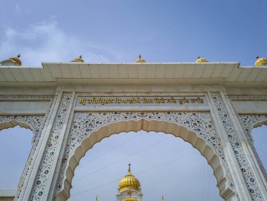 Gurudwara binasının farklı açılardan çekilmiş görüntüsü 22 Mayıs 2022 'de Hindistan' da Gurudwara Bangla Sahib Delhi 'de çekildi..