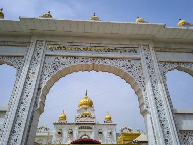 Gurudwara binasının farklı açılardan çekilmiş görüntüsü 22 Mayıs 2022 'de Hindistan' da Gurudwara Bangla Sahib Delhi 'de çekildi..