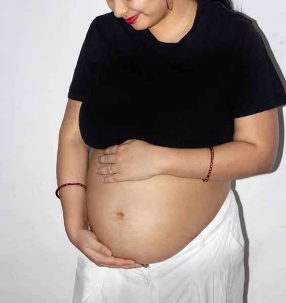 Unge Gravide Kvinder Der Viser Hendes Runde Mave Livmoder Med - Stock-foto