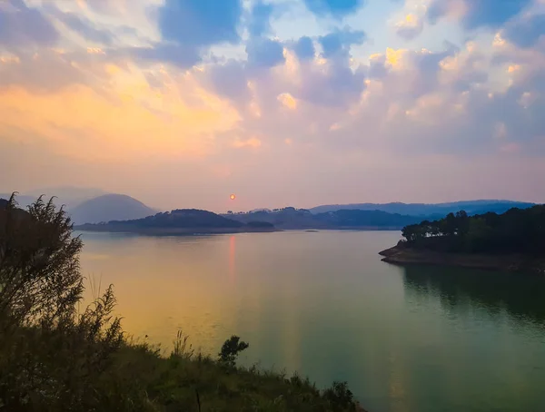 Akşamları Dramatik Günbatımı Gökyüzü Düz Açıdan Nehir Yansıması Ile — Stok fotoğraf