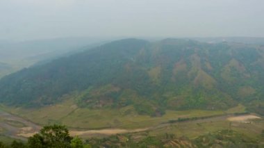 Nehir akan tarla tarlaları sabah dağın zirvesinden teslim oldu.