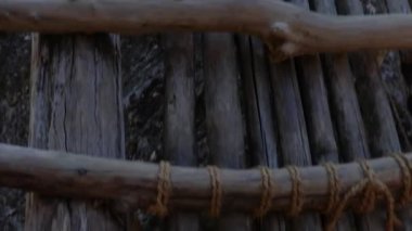 Geleneksel bambu merdivenleri alçak açılı videodan parlak mavi gökyüzüne çıkan Mawryngkhang trek meghalaya Hindistan 'da çekilmiştir..