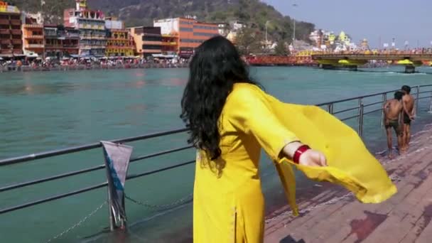 Isolerad Ung Flicka Njuter Vid Den Heliga Ganges Floden Vid — Stockvideo