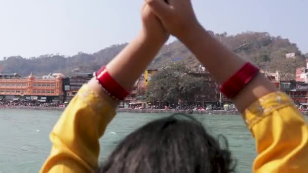 Isolerad Ung Flicka Snokar Heliga Ganges Floden Vid Flodbanken Från — Stockvideo