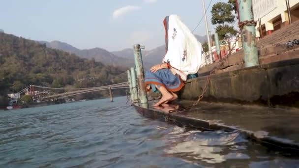 Farklı Açılardan Ganga Nehri Kıyısında Oturan Izole Genç Hintli Kız — Stok video