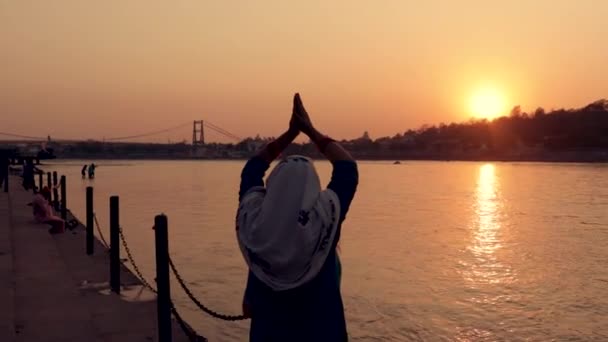 Muchacha India Joven Rezando Las Pandillas Sagradas Río Puesta Sol — Vídeo de stock