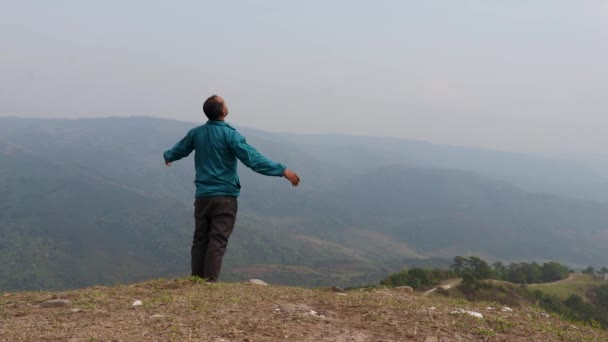 Άνθρωπος Απολαμβάνοντας Φύση Στην Κορυφή Του Λόφου Ομιχλώδες Φόντο Οργή — Αρχείο Βίντεο