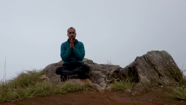 Man Meditating Mountain Rock White Mist Background Flat Angle — Video Stock
