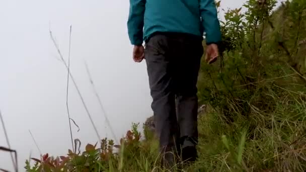 Człowiek Robi Jogę Skale Górskiej Białą Mgłą Tle Płaskim Kątem — Wideo stockowe